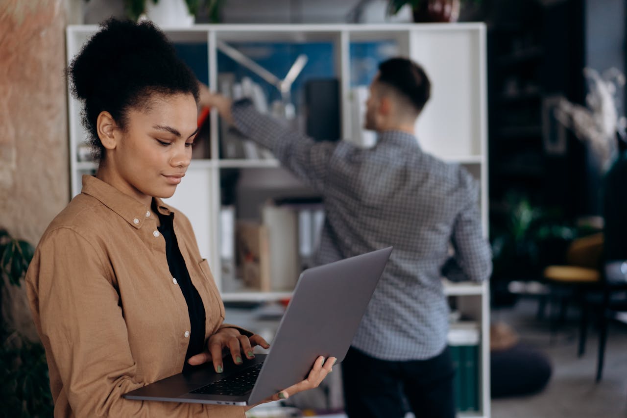 Woman holding a laptop, learning about organic marketing. Filip teaches her and her husband how to earn their first dollar online with affiliate marketing tips and tools.